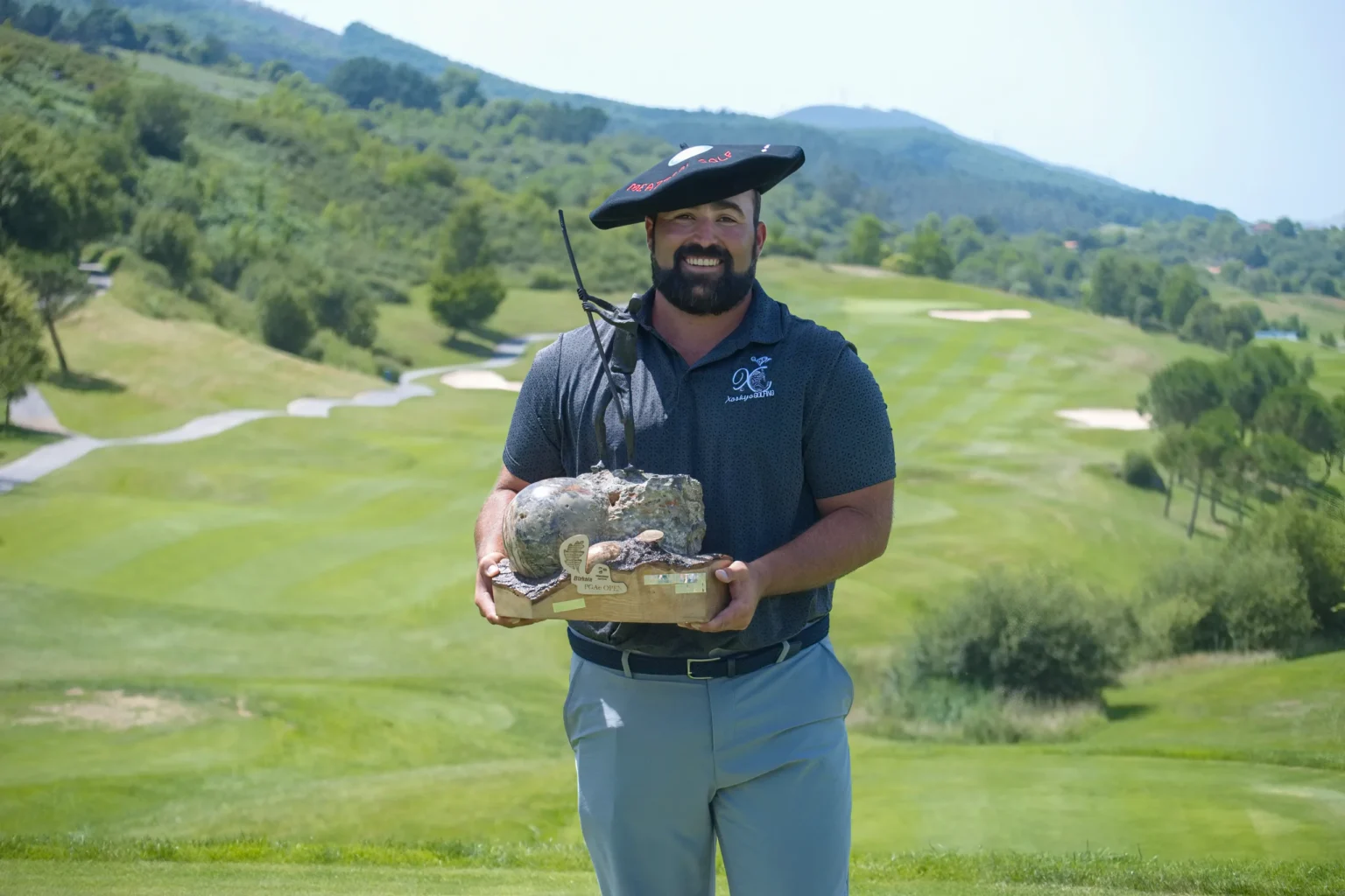 Mario Galiano levanta la txapela y el trofeo del V Bizkaia PGAe Open en Meaztegi Golf