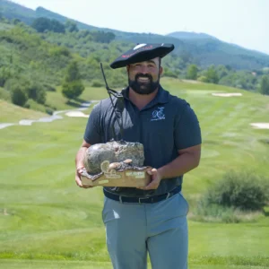 Mario Galiano levanta la txapela y el trofeo del V Bizkaia PGAe Open en Meaztegi Golf