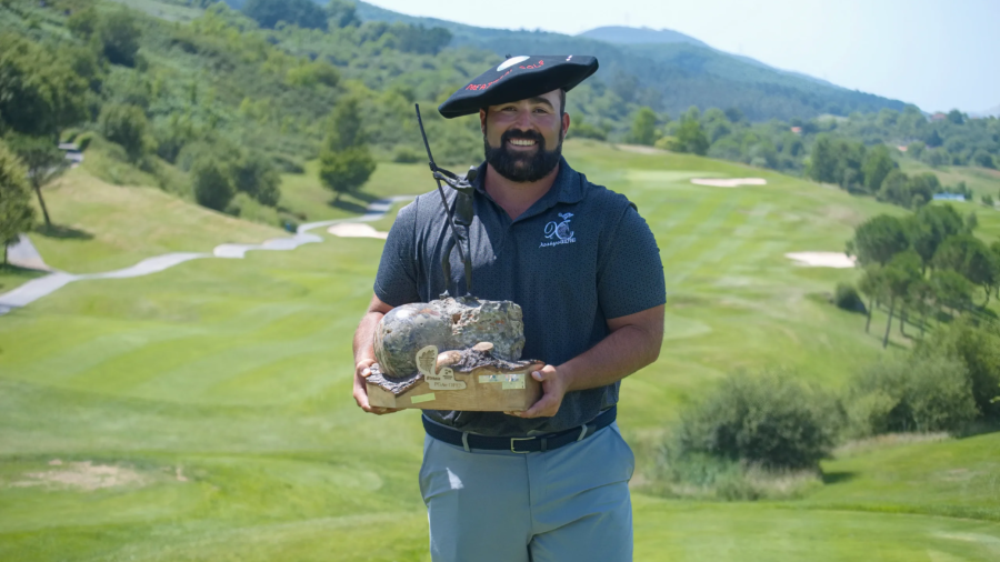 Mario Galiano levanta la txapela y el trofeo del V Bizkaia PGAe Open en Meaztegi Golf