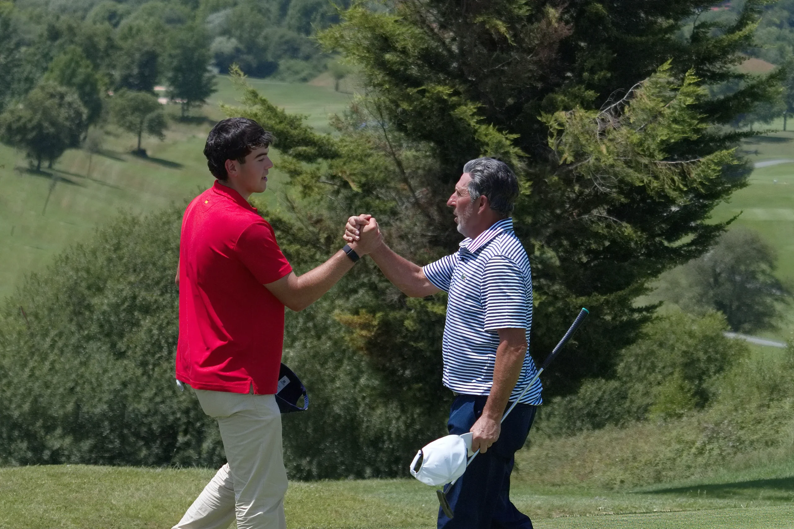 Joseba Torres saluda a su tío José María Olazábal en el Bizkaia PGAe Open de Meaztegi Golf