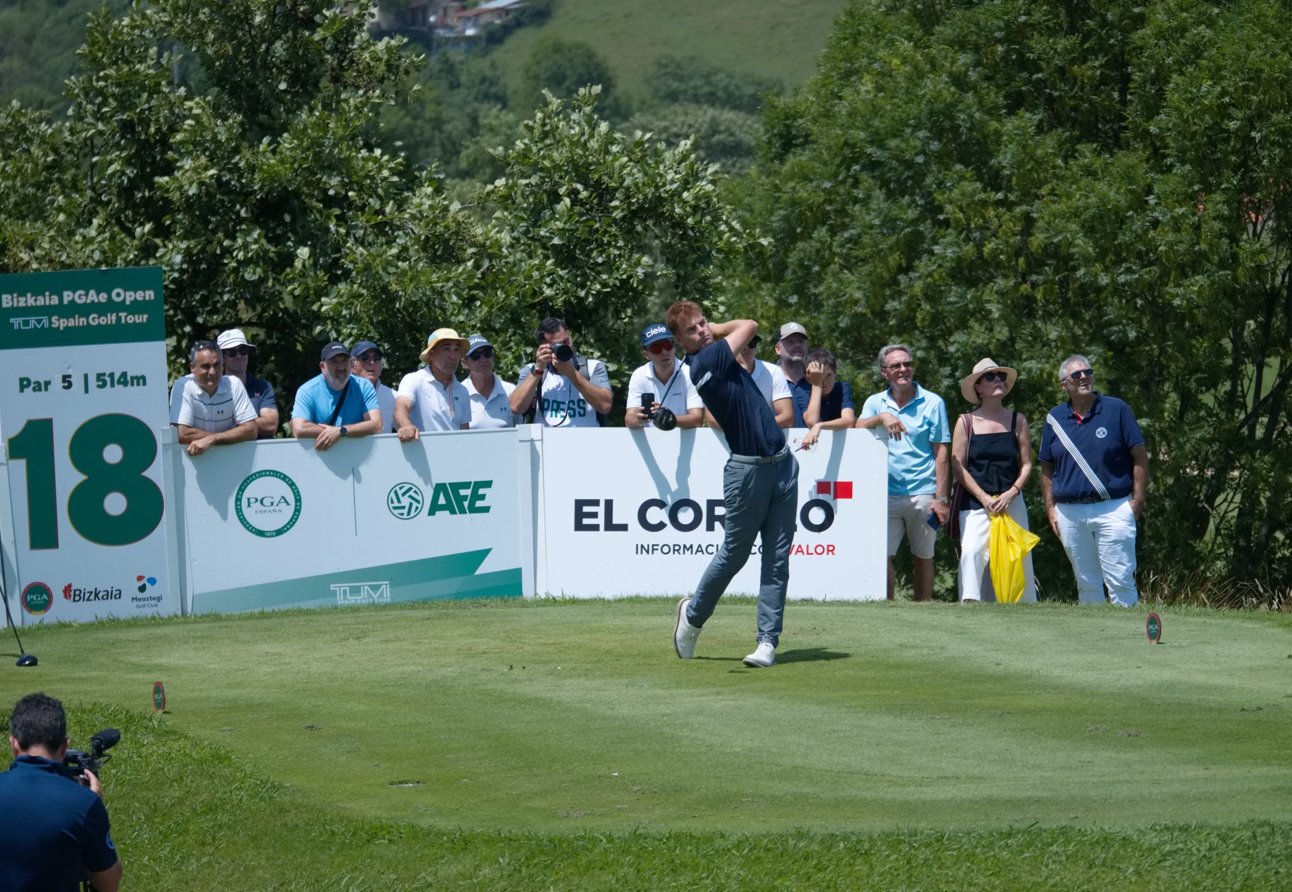 Salida del hoyo 18 par 5 de Meaztegi Golf con la valla del Bizkaia PGAe Open