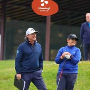 Carlos Roca, director de la escuela de golf Meaztegi, junto a un alumno en La Arboleda
