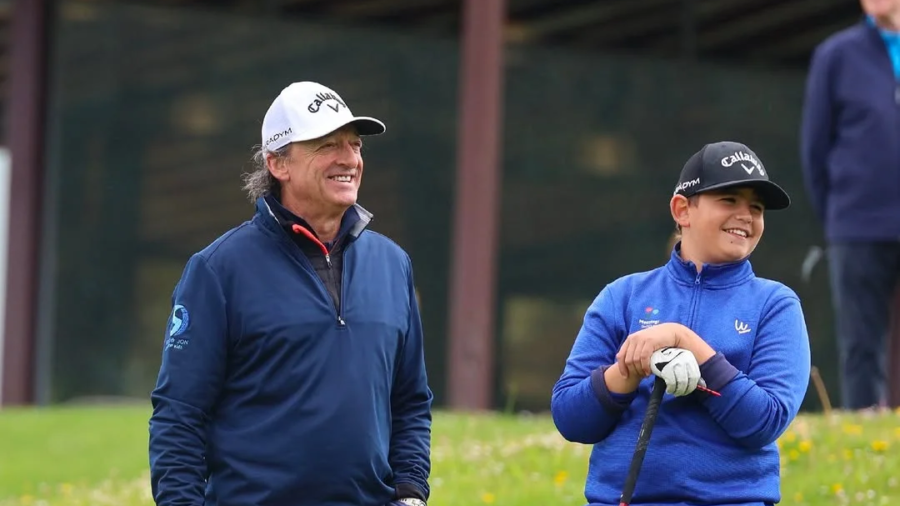 Carlos Roca, director de la escuela de golf Meaztegi, junto a un alumno en La Arboleda
