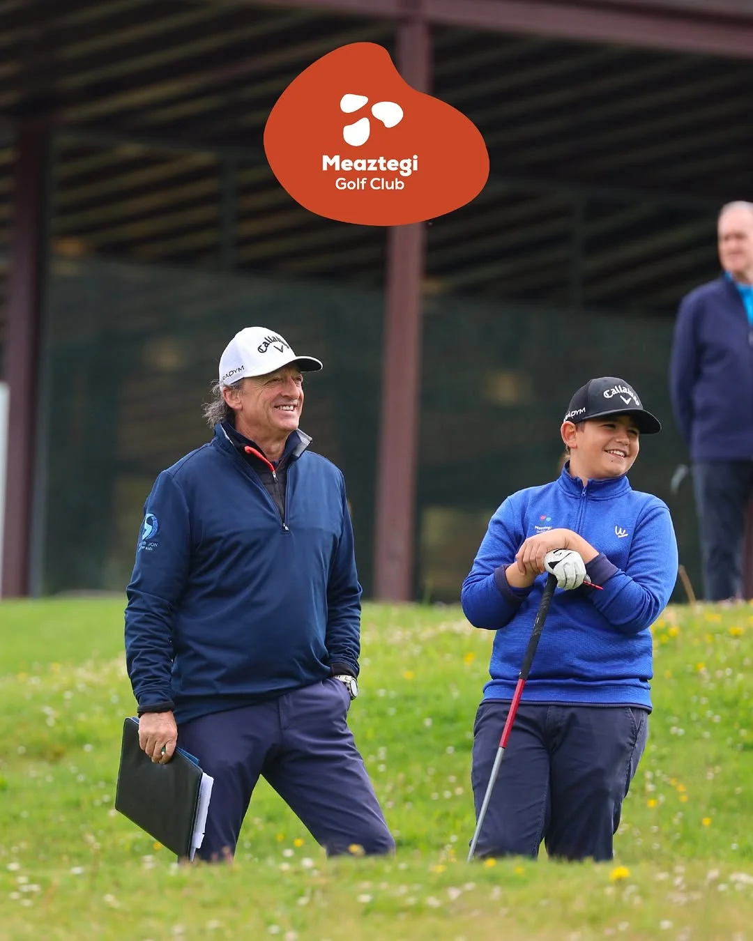 Carlos Roca, director de la escuela de golf Meaztegi, junto a un alumno en La Arboleda