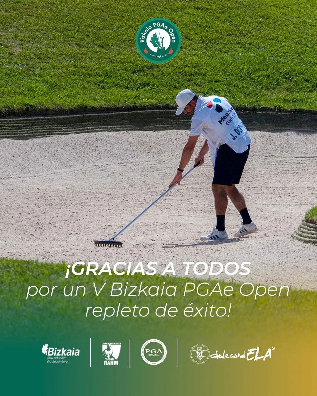 Operario preparando un búnker en el campo de Meaztegi Golf