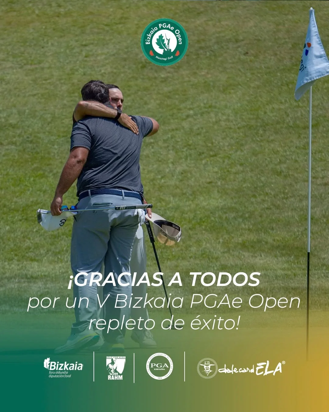 Dos jugadores se abrazan en el green tras una jornada de golf en Bizkaia