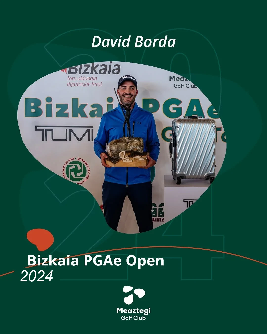 David Borda, ganador del Bizkaia PGAe Open 2024 en Meaztegi Golf, con el trofeo de campeón
