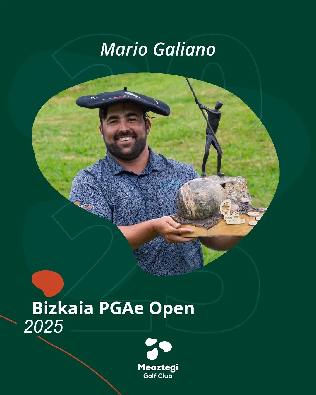 Mario Galiano con la txapela y el trofeo del Bizkaia PGAe Open 2025 en Meaztegi Golf