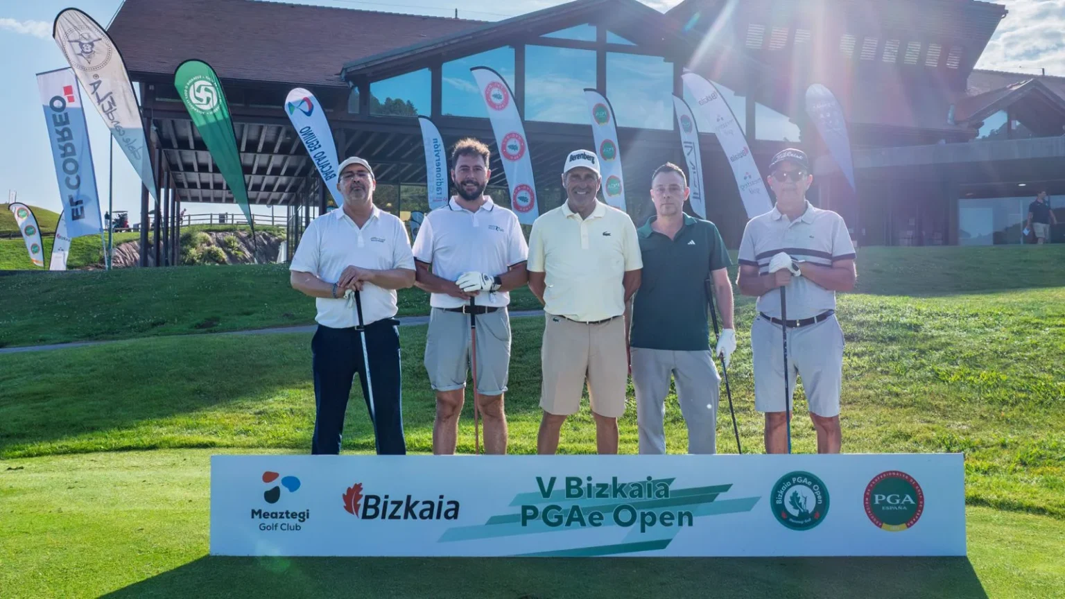 Equipo del Pro-Am con José María Olazábal en el photocall del V Bizkaia PGAe Open en Meaztegi Golf