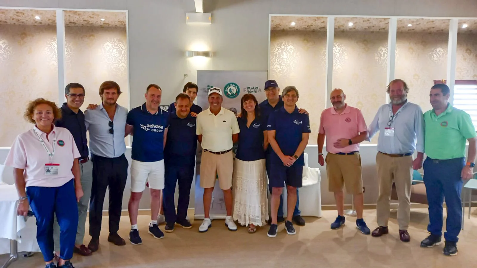Patrocinadores y colaboradores del V Bizkaia PGAe Open posan junto a José María Olazábal en Meaztegi