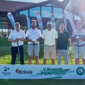 Equipo del Pro-Am con José María Olazábal en el photocall del V Bizkaia PGAe Open en Meaztegi Golf