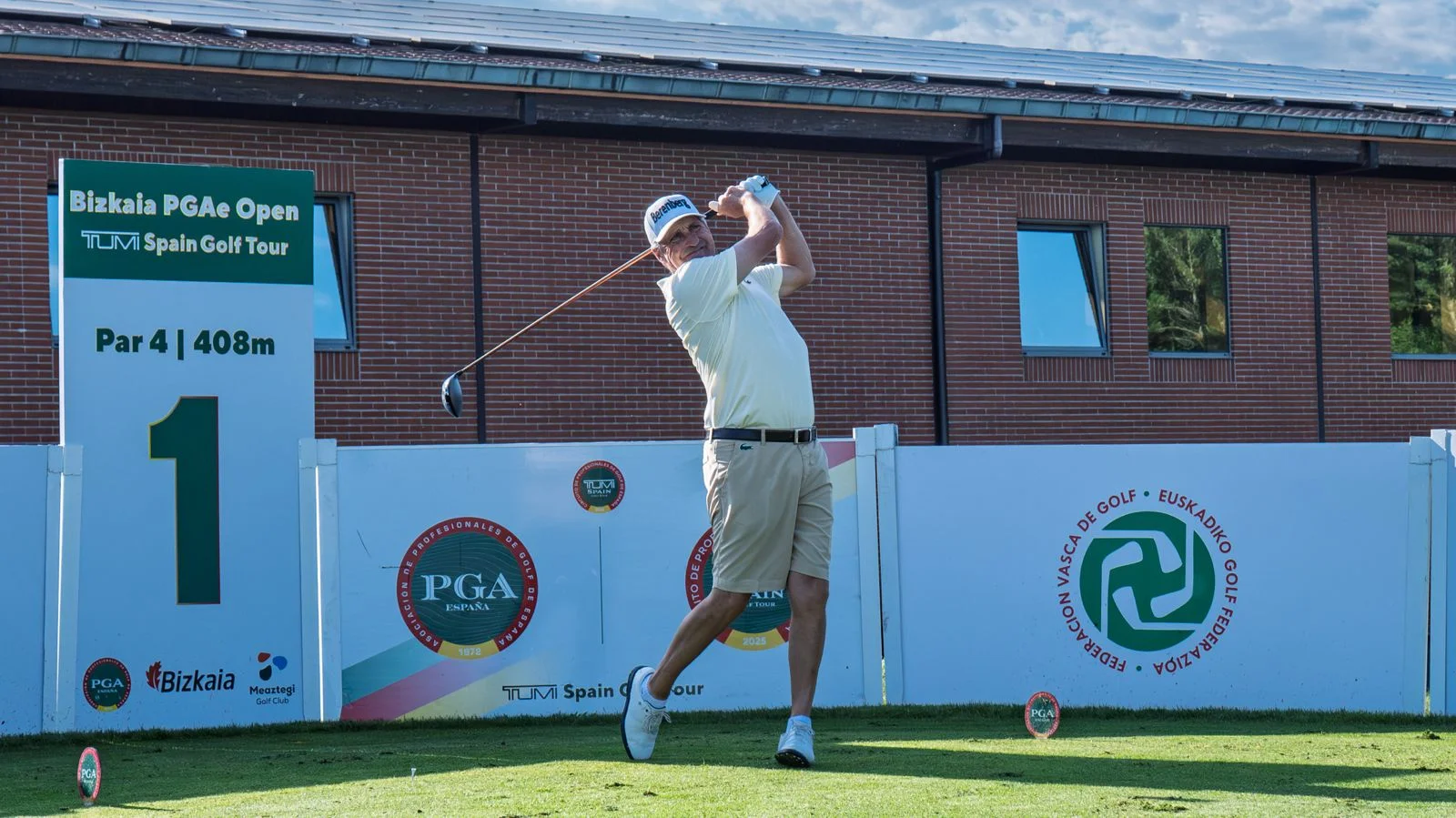 Salida del par 4 del hoyo 1 de Meaztegi Golf en el Pro-Am del V Bizkaia PGAe Open 2026