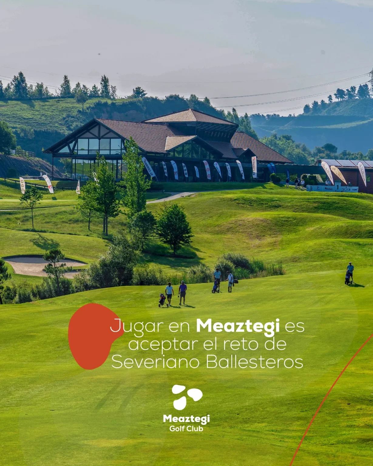 Campo de Meaztegi Golf en Bizkaia con la casa club sobre las colinas verdes, muestra del diseño de Seve Ballesteros