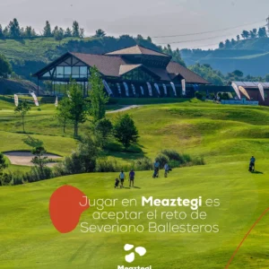 Campo de Meaztegi Golf en Bizkaia con la casa club sobre las colinas verdes, muestra del diseño de Seve Ballesteros