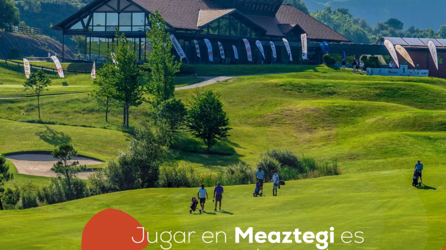Campo de Meaztegi Golf en Bizkaia con la casa club sobre las colinas verdes, muestra del diseño de Seve Ballesteros