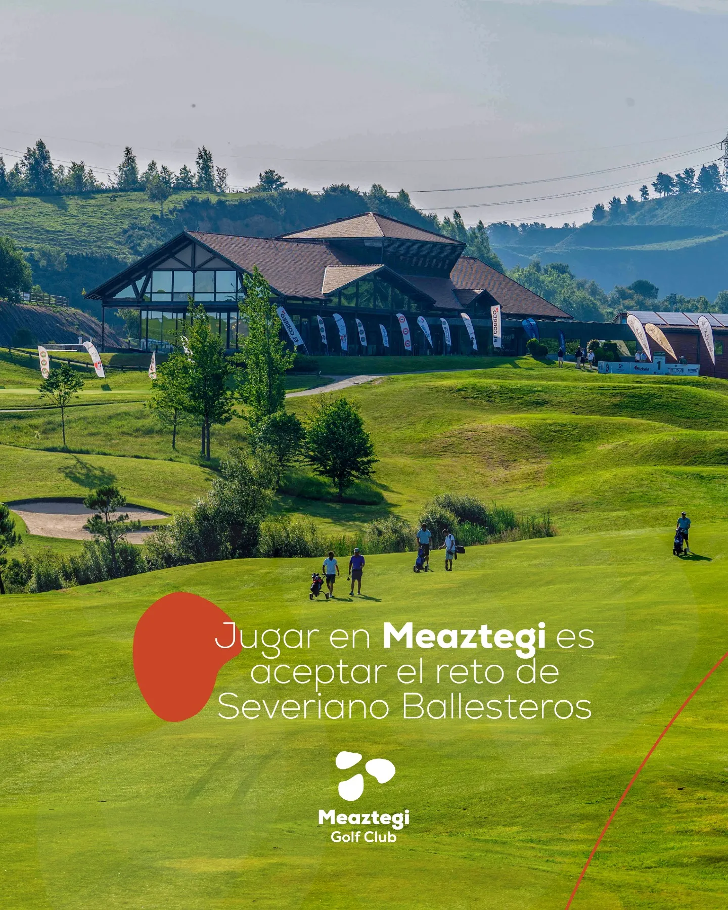 Campo de Meaztegi Golf en Bizkaia con la casa club sobre las colinas verdes, muestra del diseño de Seve Ballesteros