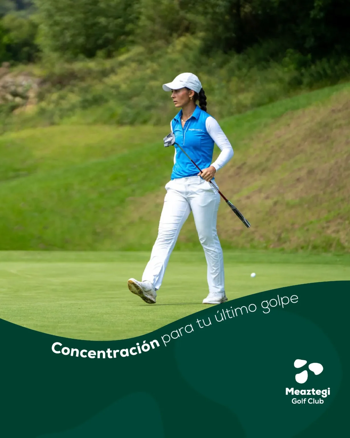 Golfista concentrada caminando hacia el green en Meaztegi Golf, ejemplo de juego mental antes del último golpe
