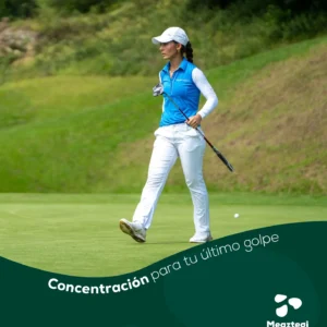 Golfista concentrada caminando hacia el green en Meaztegi Golf, ejemplo de juego mental antes del último golpe