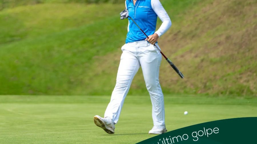 Golfista concentrada caminando hacia el green en Meaztegi Golf, ejemplo de juego mental antes del último golpe