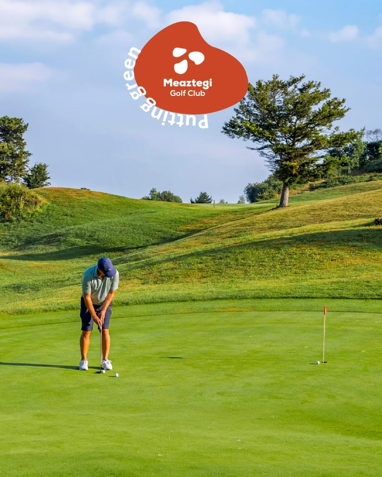 Golfista calentando el putt en el putting green de Meaztegi Golf
