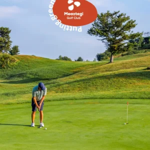 Golfista calentando el putt en el putting green de Meaztegi Golf