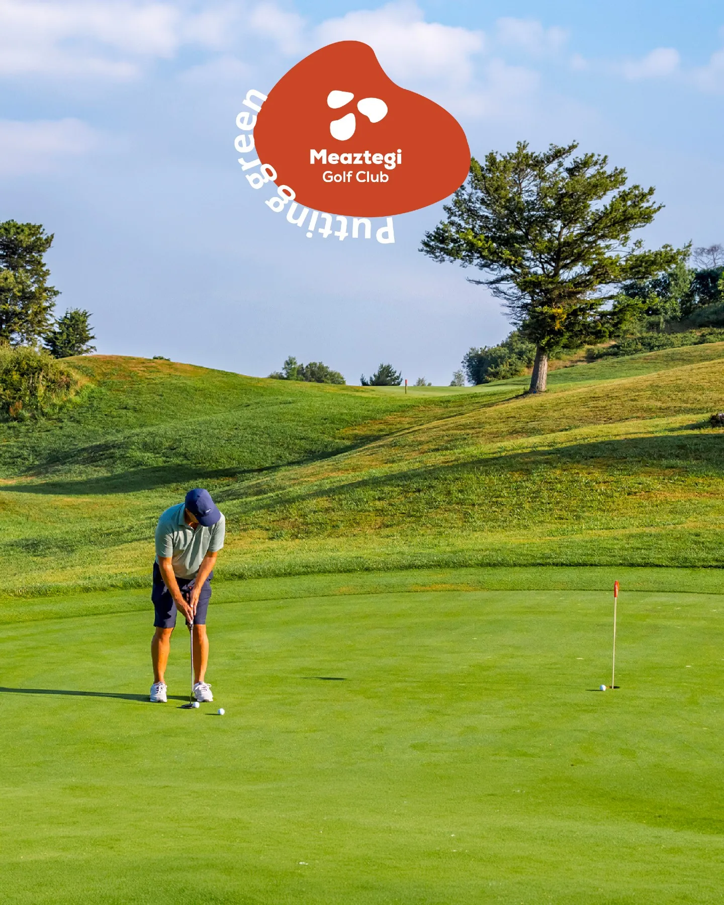 Golfista calentando el putt en el putting green de Meaztegi Golf