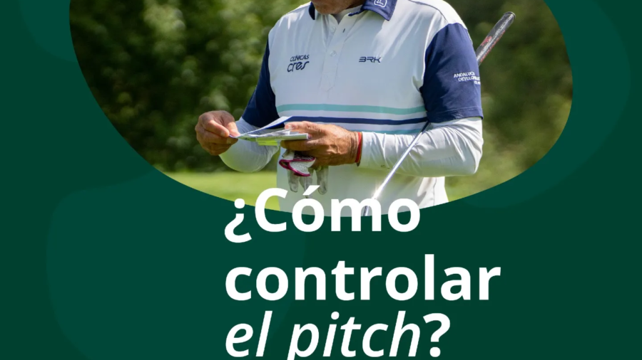 Golfista de Meaztegi Golf preparando el pitch alrededor del green