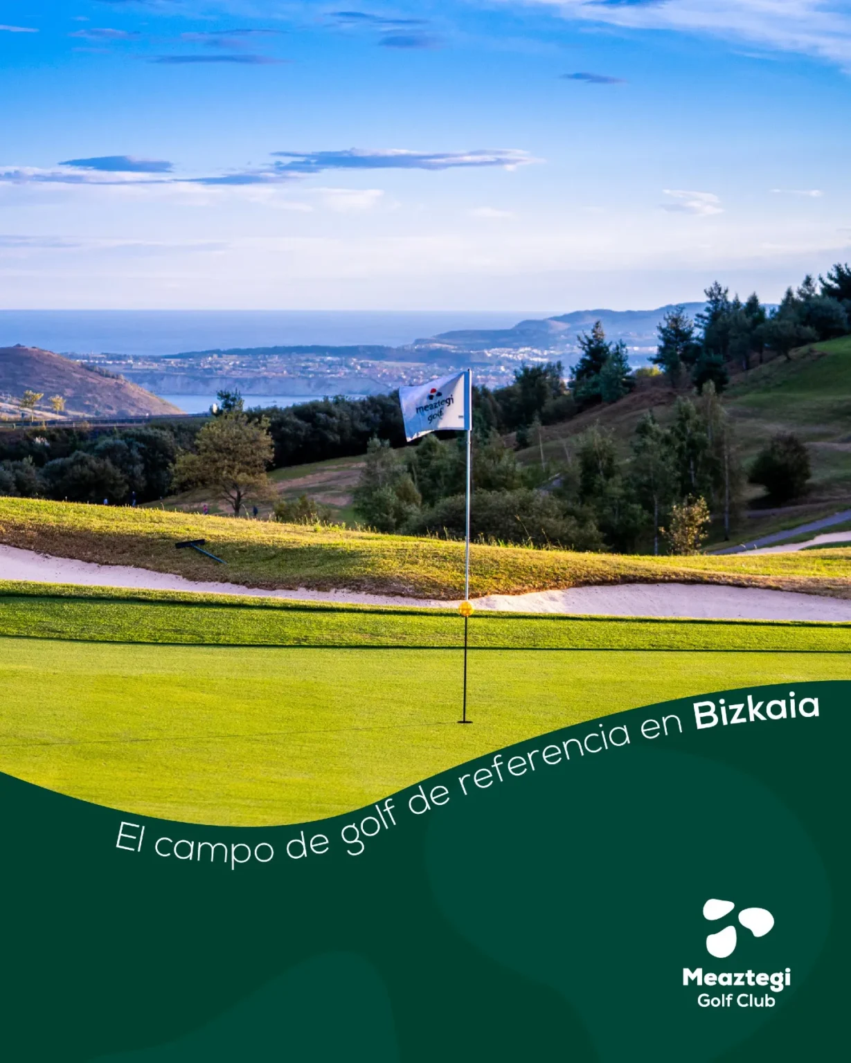 Green y bandera de Meaztegi, campo de golf en Bizkaia con vistas al mar Cantábrico
