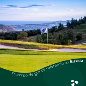 Green y bandera de Meaztegi, campo de golf en Bizkaia con vistas al mar Cantábrico