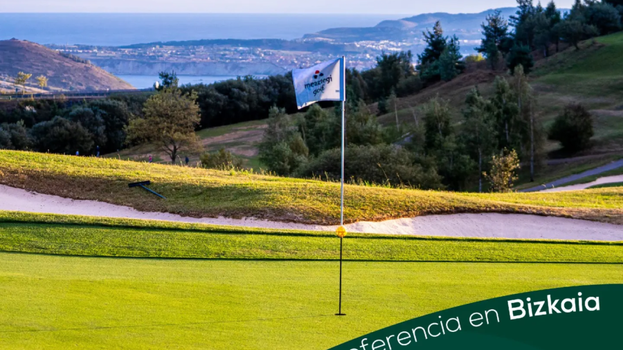 Green y bandera de Meaztegi, campo de golf en Bizkaia con vistas al mar Cantábrico
