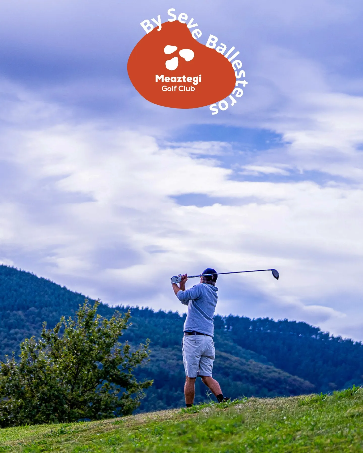 Golfista completando su swing en el campo de Meaztegi, diseñado por Seve Ballesteros