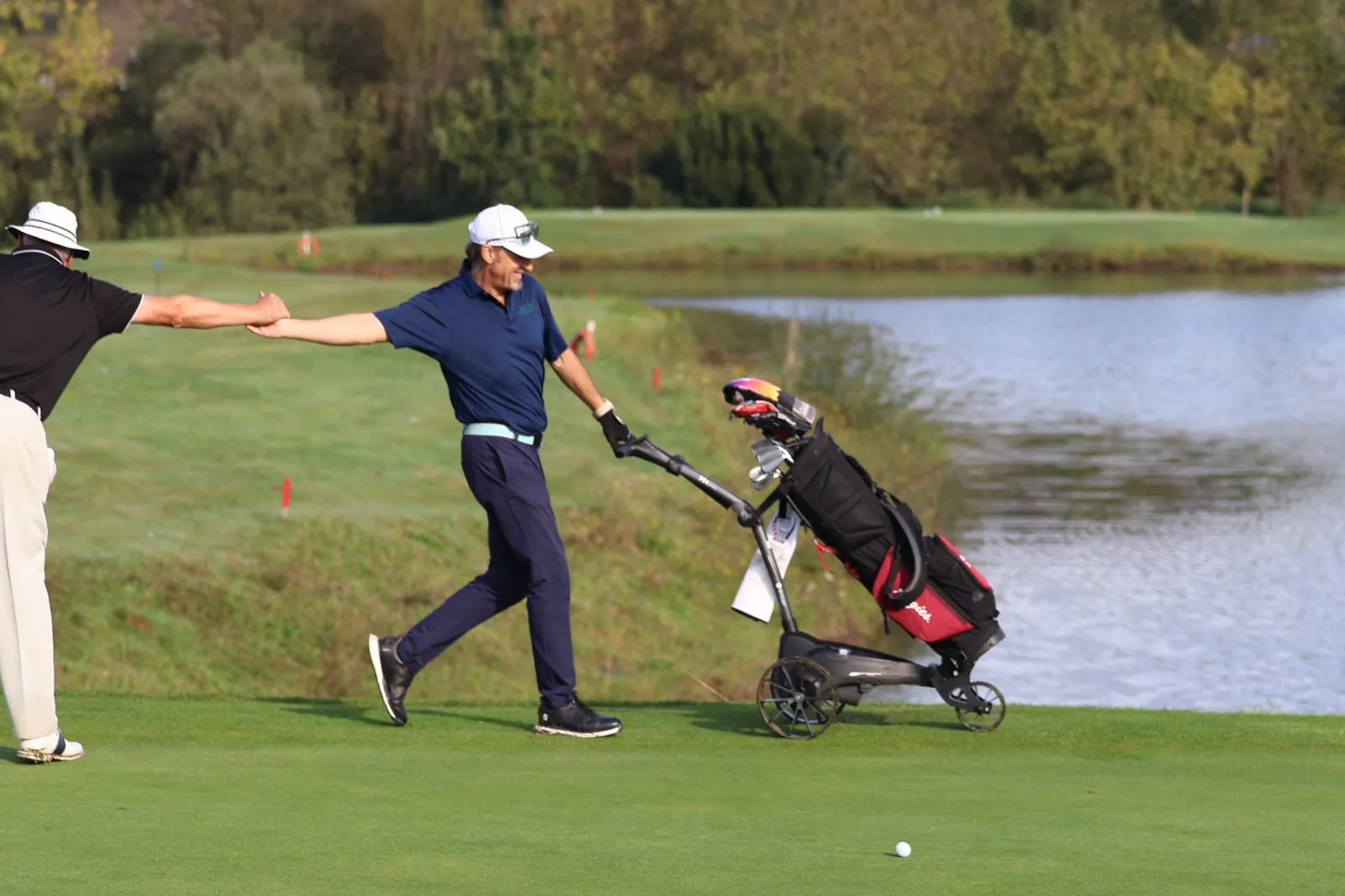 Eduardo Celles felicita a Carlos Roca por su eagle en el Campeonato Bizkaia Profesional 2026