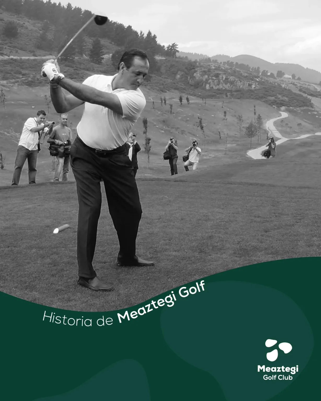 Severiano Ballesteros ejecutando el drive de honor que inauguró Meaztegi Golf, rodeado de fotógrafos en el tee, con los montes de Bizkaia al fondo