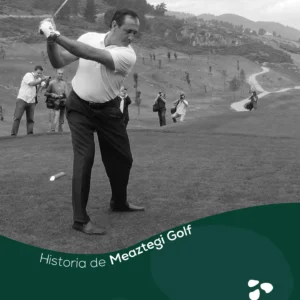 Severiano Ballesteros ejecutando el drive de honor que inauguró Meaztegi Golf, rodeado de fotógrafos en el tee, con los montes de Bizkaia al fondo