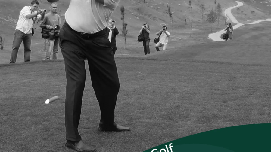 Severiano Ballesteros ejecutando el drive de honor que inauguró Meaztegi Golf, rodeado de fotógrafos en el tee, con los montes de Bizkaia al fondo