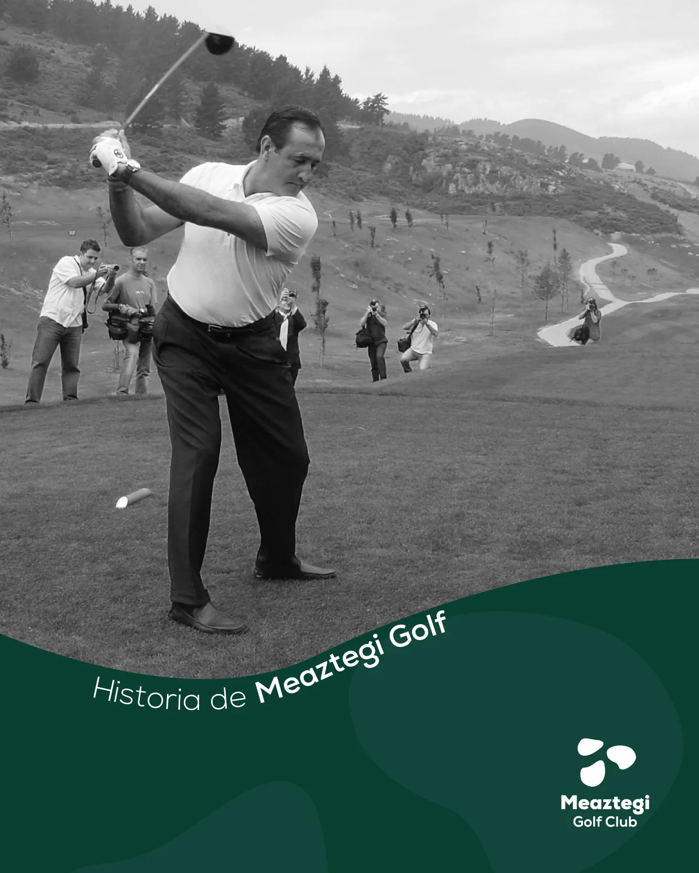 Severiano Ballesteros ejecutando el drive de honor que inauguró Meaztegi Golf, rodeado de fotógrafos en el tee, con los montes de Bizkaia al fondo