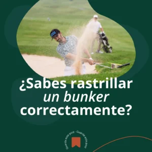 Jugador saliendo de la arena y consejo para rastrillar el bunker correctamente en Meaztegi Golf