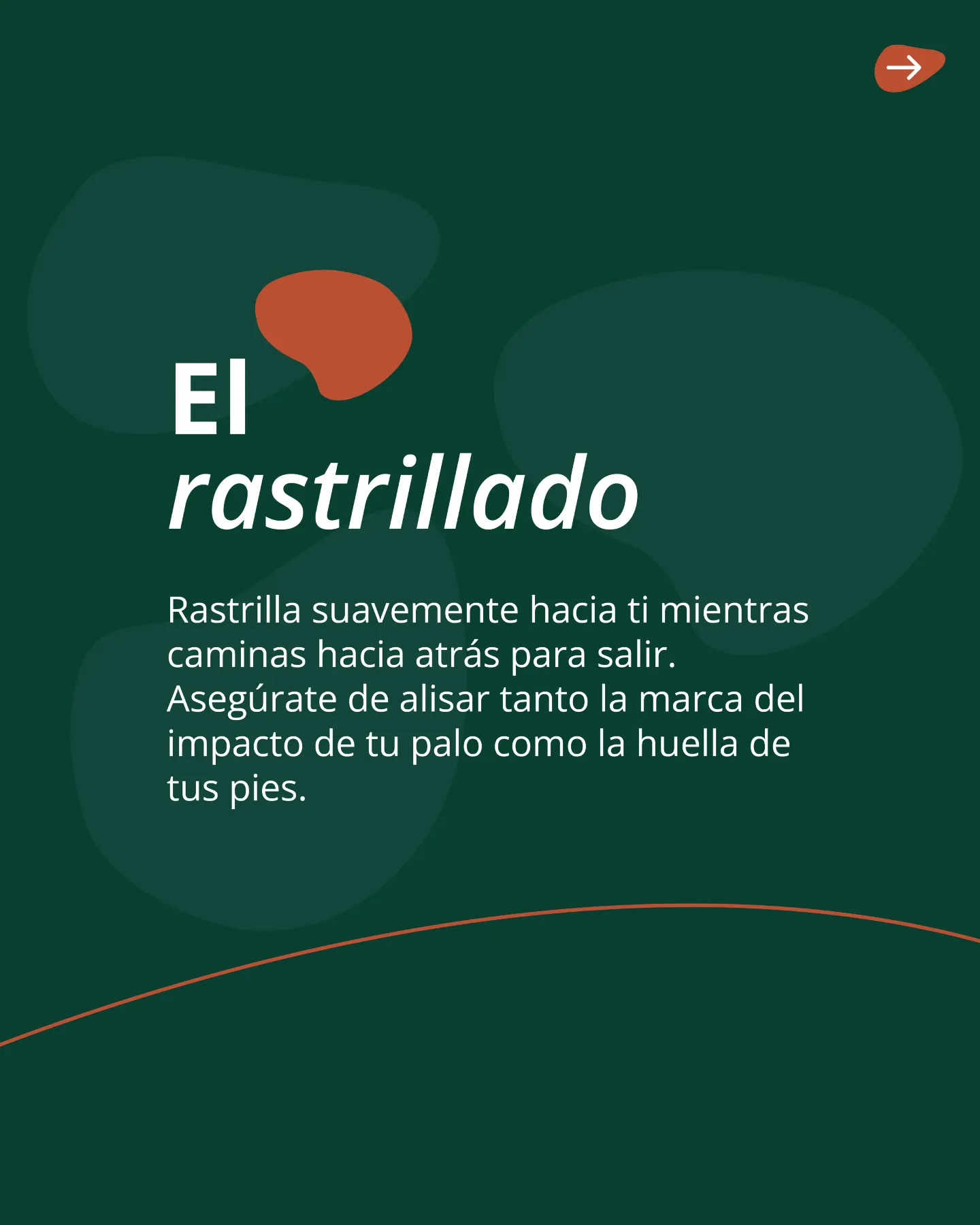 Segundo paso para rastrillar el bunker: rastrillar suavemente hacia ti mientras caminas hacia atrás