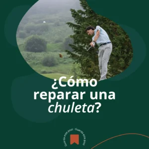 Golfista golpeando desde la calle en Meaztegi Golf, el momento en que hay que reparar la chuleta en el fairway