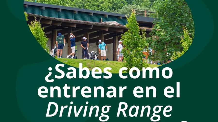 Jugadores entrenando en el driving range cubierto de Meaztegi Golf con el monte verde de Bizkaia al fondo